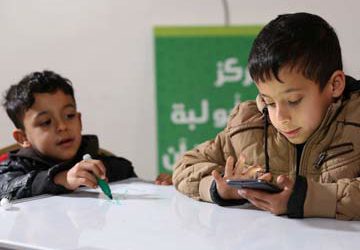Refugee children are learning to read with smartphone games